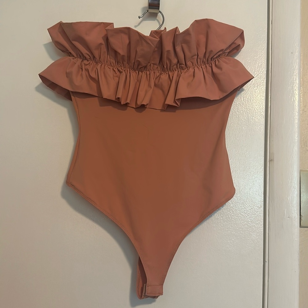 Lelis salmon color strapless bodysuit
